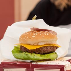 papírový sáček na hamburger